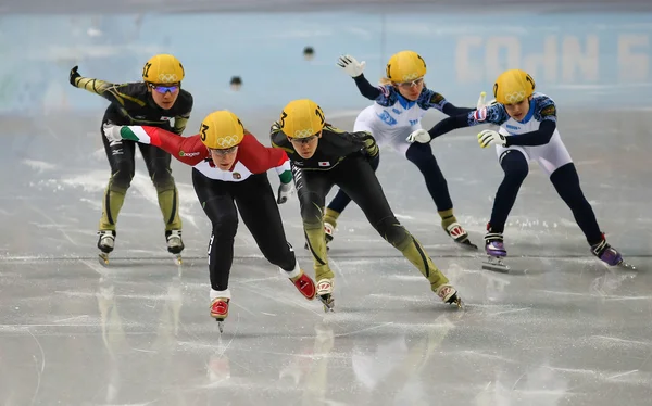 Ladies' 3000 m ohřívá krátké trati relé — Stock fotografie