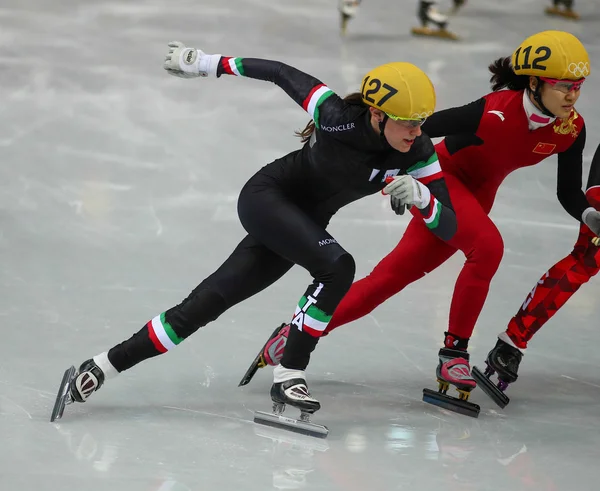 Ladies' 3000 m ohřívá krátké trati relé — Stock fotografie