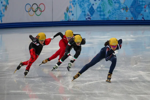 女子 3000 m 加熱ショート トラック リレー — ストック写真