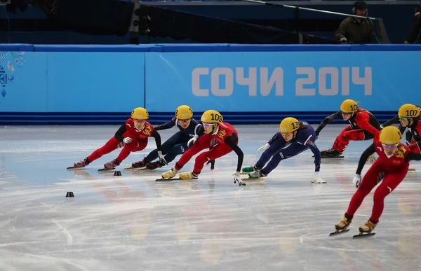 Relais de piste courte chauffe 3000 m pour dames — Photo