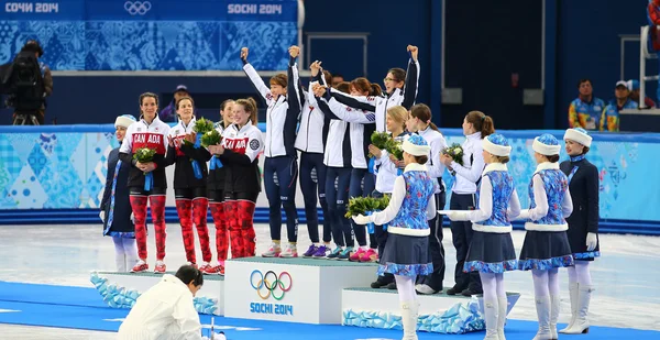 Cérémonie de remise des médailles du relais sur courte piste pour dames 3000 m — Photo