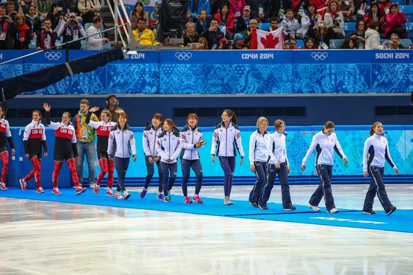 Señoras 3000 m se calienta la ceremonia de la medalla de relevo de pista corta —  Fotos de Stock