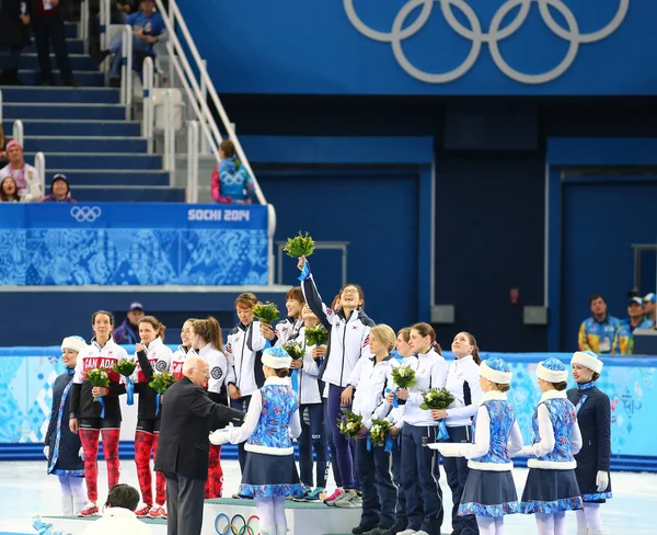 Cérémonie de remise des médailles du relais sur courte piste pour dames 3000 m — Photo