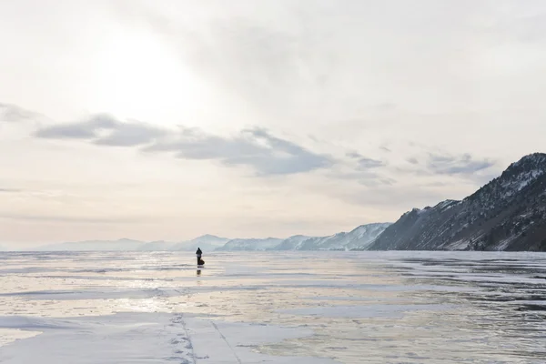 Voyageur solitaire sur la surface du Baïkal — Photo