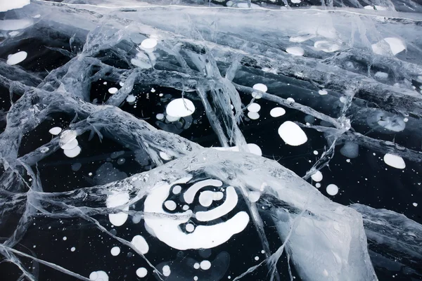 Buz çatlaklar ve hava kabarcıkları — Stok fotoğraf