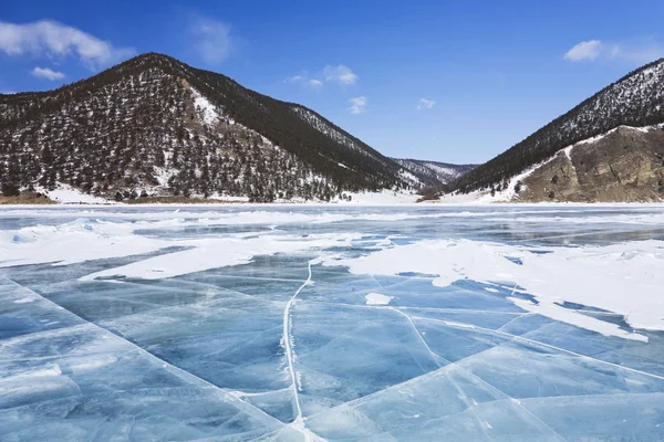 Rotsen van olkhon eiland op baikal lake — Stockfoto