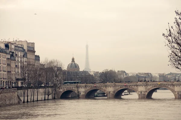 Eiffel-tornet och concorde bridge — Stockfoto
