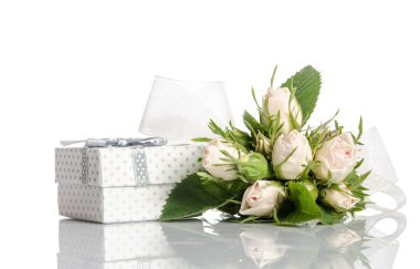 Buket beyaz gül ve beyaz arka plan üzerinde hediye kutusu