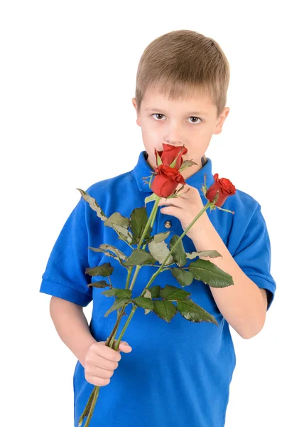 Băiat tânăr mirosind un trandafir izolat pe fundal alb — Fotografie, imagine de stoc