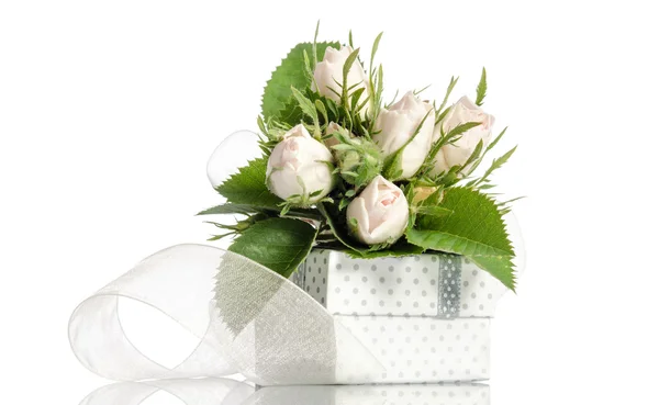 Bouquet van witte rozen en de doos van de gift op witte achtergrond — Stockfoto