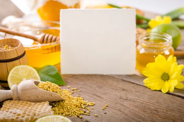 Productos apícolas con limones en una mesa de madera con coche vacío —  Fotos de Stock