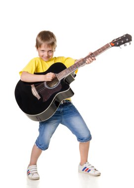 Çocuk duruyor ve beyaz arka plan üzerinde izole gitar üzerinde çalış