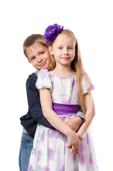 Niño abrazando a una chica sobre un fondo blanco — Foto de Stock