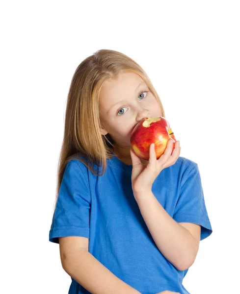 Bella ragazza sta mangiando la mela su sfondo bianco — Foto Stock