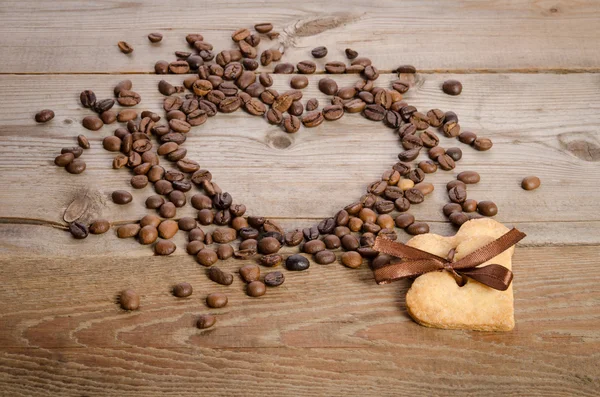 Frame- coração de grãos de café e dois cookies-coração relacionado tog — Fotografia de Stock