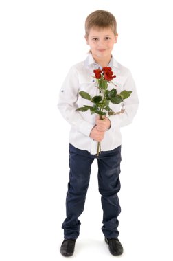 Beyaz arka plan üzerinde izole bir gül ile genç çocuk