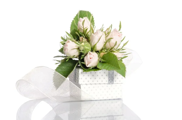 Bouquet van witte rozen en de doos van de gift op witte achtergrond — Stockfoto