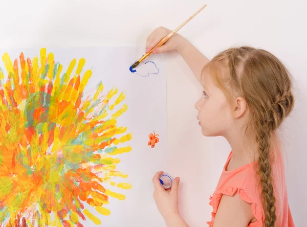 Cute little girl draws a picture on the wall — Stock Photo, Image