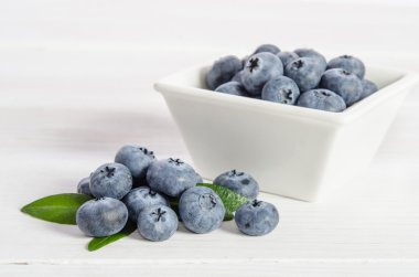 yaban mersini bir porselen fincan ve ahşap arka plan üzerinde