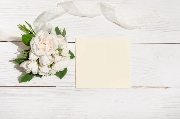 Rosas brancas com cartão vazio para você texto na vista table.top branco — Fotografia de Stock