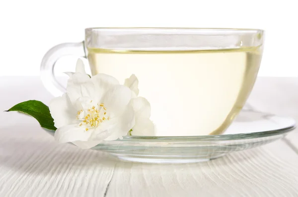 Cam bardak çay ile yasemin beyaz ahşap tablo — Stok fotoğraf