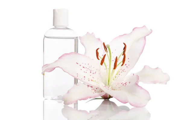 皮肤护理与百合花卉在白色背景上的滋补 — 图库照片