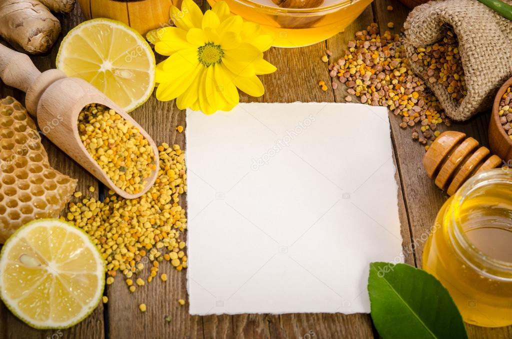 productos de la apicultura en una mesa de madera con vacíen tarjeta