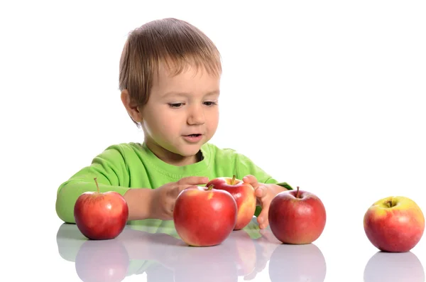 Bambino carino con mele rosse su sfondo bianco — Foto Stock