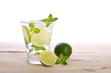 Mohito mojito içkiyle buz nane ve limon ahşap tablo
