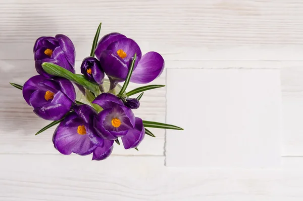 クロッカスの花と白い木製のテーブルの上に花瓶から花束 — ストック写真