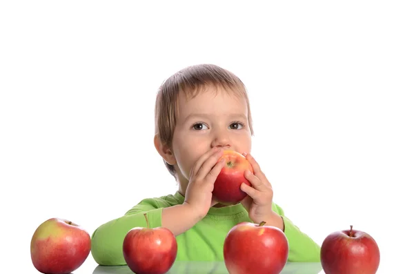 Bambino carino con mele rosse su sfondo bianco — Foto Stock