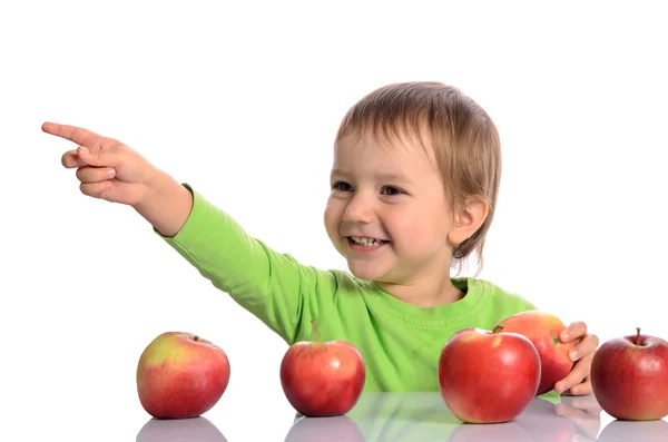 Bambino carino con mele rosse su sfondo bianco — Foto Stock