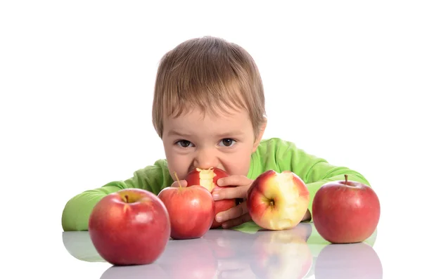 白い背景の赤いリンゴとかわいい子 — ストック写真