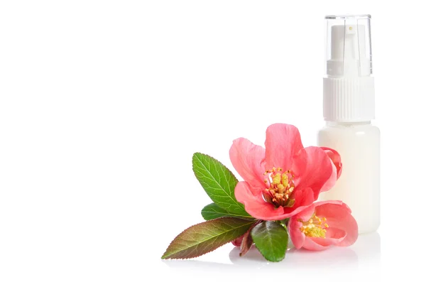 Botella crema facial con flor rosa aislada en blanco — Foto de Stock