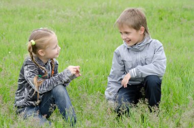 oturma ve kız parkta bakarak yakışıklı