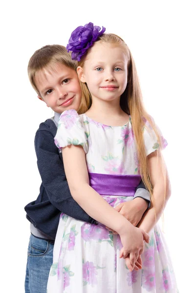 Niño abrazando a una chica sobre un fondo blanco — Foto de Stock
