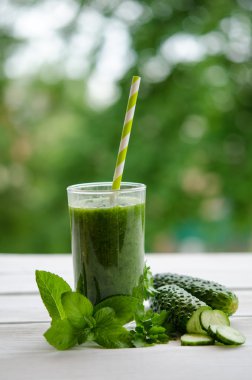 Yeşil yüzlü sağlıklı yaz içeceği olarak