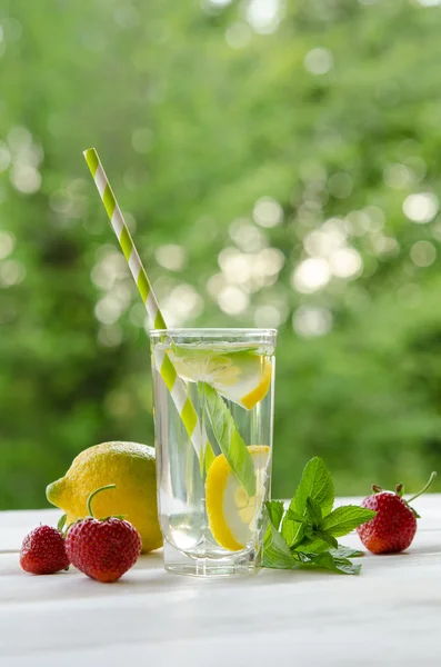 Limonada de verano. Limón y menta, fresa en la mesa — Foto de Stock