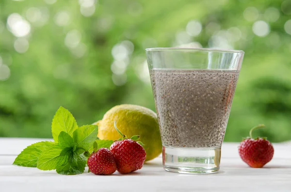 Chia seeds drink with water in transparent glass with lemon, min — Stock Photo, Image