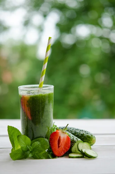 Batido verde como bebida saludable de verano —  Fotos de Stock