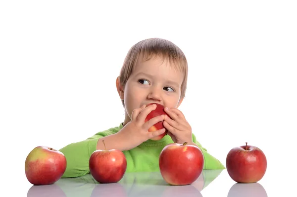 Bambino carino con mele rosse su sfondo bianco — Foto Stock