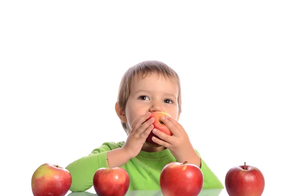 Carino bambino con mele rosse isolato su sfondo bianco — Foto Stock