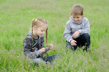 oturma ve kız parkta bakarak yakışıklı