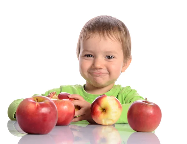 Bambino carino con mele rosse su sfondo bianco — Foto Stock