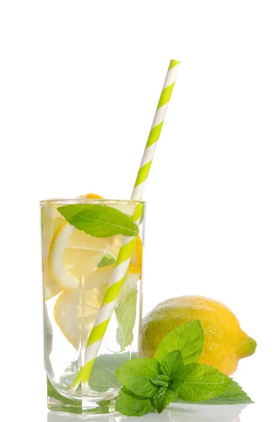 Sommer-Limonade mit Zitrone und Minze isoliert auf weißem Hintergrund — Stockfoto