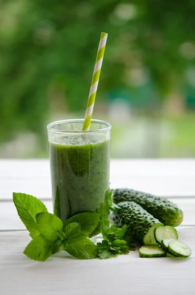 Batido verde como bebida saludable de verano —  Fotos de Stock