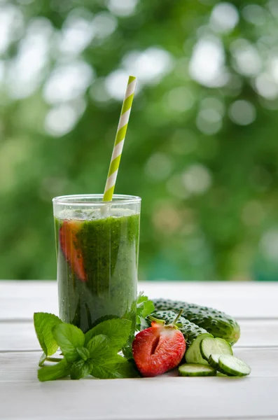 Batido verde como bebida saludable de verano —  Fotos de Stock