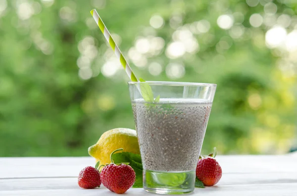 Bebida de semillas de chía con agua en vaso transparente con limón, min —  Fotos de Stock