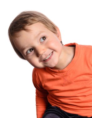 Beyaz arka plan üzerinde şirin çocuk