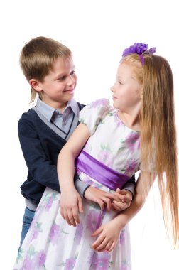 çocuk beyaz bir arka plan üzerinde bir kız sarılma